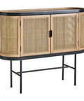 Aparador Beilen en madera de pino y ratán, diseño rústico con dos puertas y amplio espacio de almacenamiento, ideal para vestíbulos y salones.