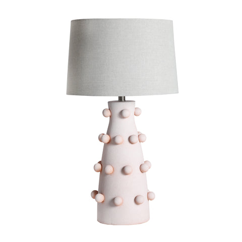 Lámpara de sobremesa con base de cerámica en color rosa y pantalla de lino beige, ideal para un toque elegante y acogedor.