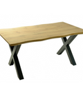 Mesa de comedor con tapa de madera natural y patas metálicas en forma de X, estilo industrial.