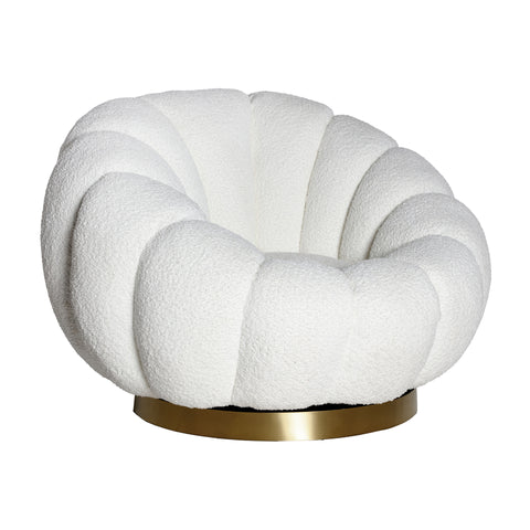 Sillón giratorio estilo art deco tapizado en bouclé blanco con base dorada.