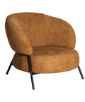 Sillón tapizado en poliéster suave color mostaza, diseño ergonómico y patas metálicas.