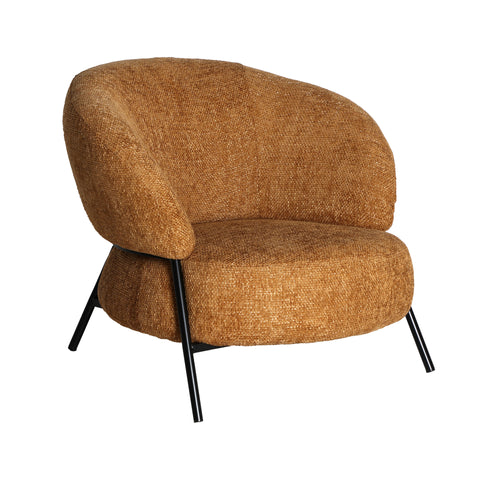 Sillón tapizado en poliéster suave color mostaza, diseño ergonómico y patas metálicas.
