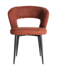 Silla de comedor con estructura robusta, tapizada en poliéster color rojo y patas de madera contrachapada.