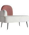 Sofá Bats de una plaza en algodón bouclé blanco y rosa con estructura de hierro y patas ajustables, ideal para espacios modernos y acogedores.